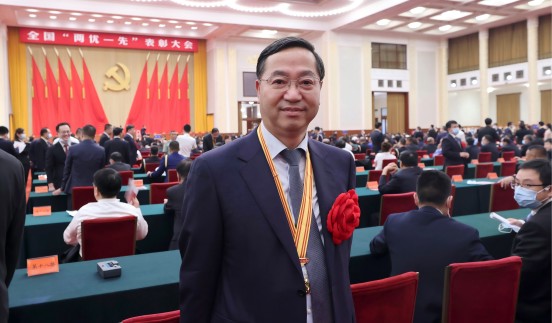 郭宏新董事長被中共中央授予建黨百年“全國優秀共產黨員”稱號